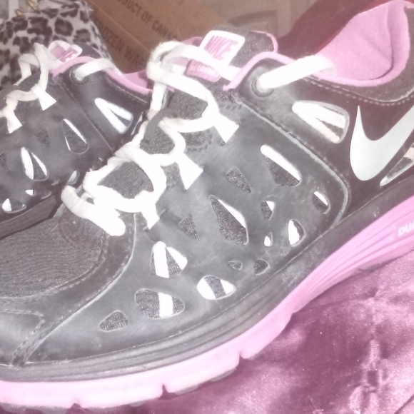 Size 7.5 Nike sneakers - Picture 4 of 4